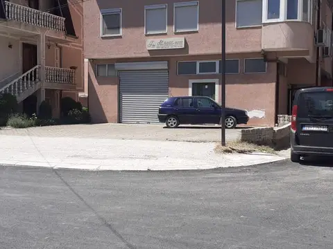 Se izdava i prodava deloven prostor od 203m2 vo Maleardi