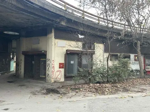 Se prodava deloven prostor kancelarii i magacinski del
