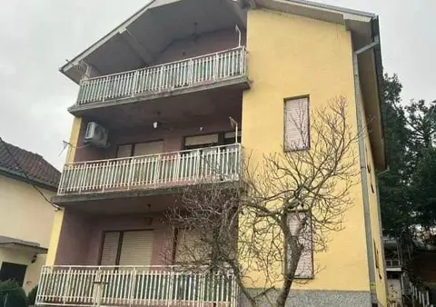 Se prodava kukja vo stenje