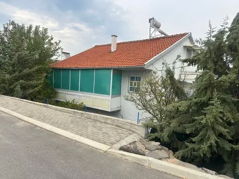 Kuka 2 kata namestena so podrum, Garaza, tavan I dvor
