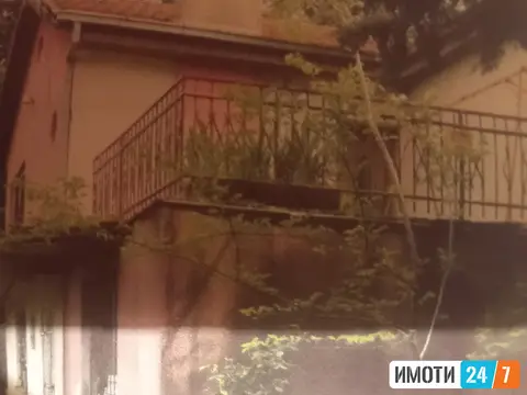 Се продава викендица со двор во Орешани