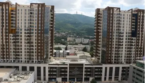 Се издава 4-собен стан во Центар, згради на Лимак