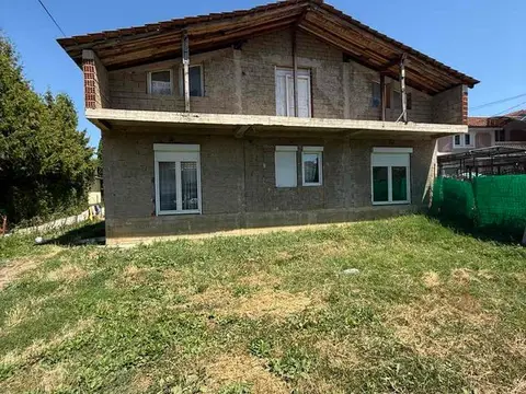 Агенција јурис- се продава куќа со дворно место во охрид