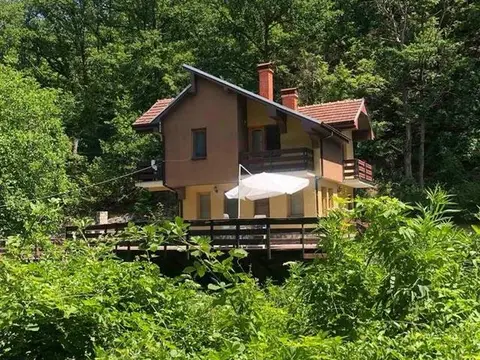 Se prodava vikendica vo blizina na Kozjak