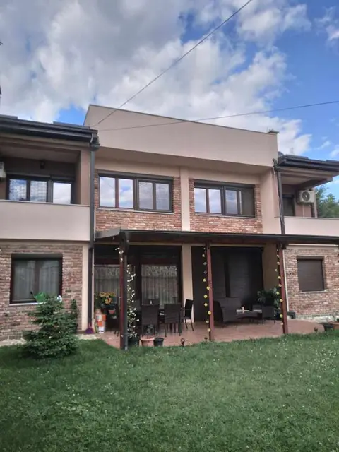 Se prodava prostrana namestena kukja vo sopishte