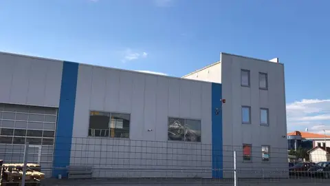 Деловен објект со магацински простор во Визбегово