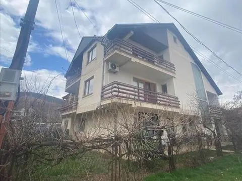 Се продава куќа од 280м2 во Кичево