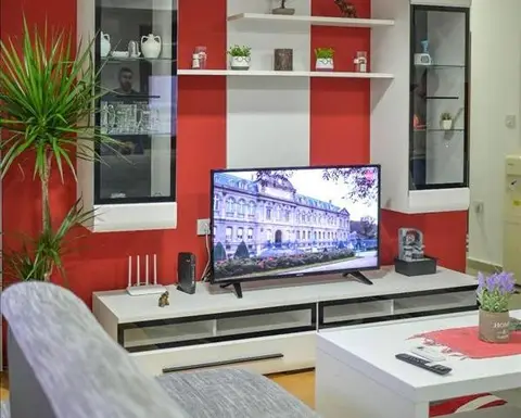 Se izdava trosoben stan vo centar