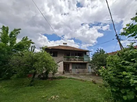 Куќа во Јурумлери со цел плац