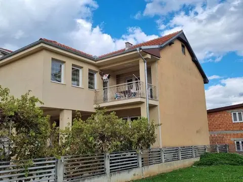 Se prodava Kukja vo Centar-Ciflik Kicevo