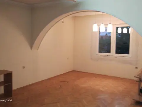 Se prodava prostrana kuka vo Stajkovci