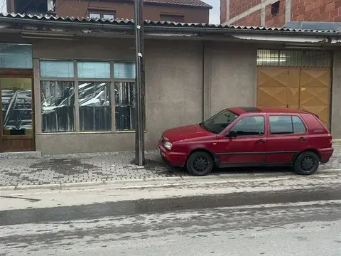Продавница за изнајмување во Вардарска, 95m², со депо