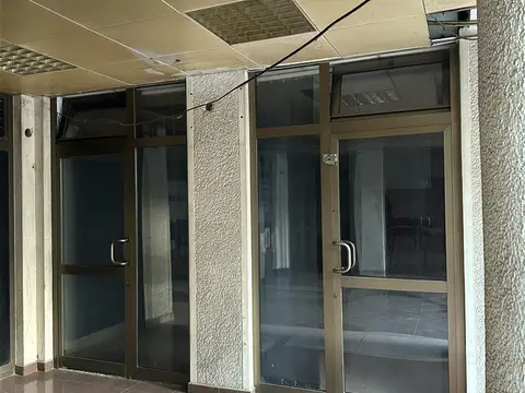Се издава дуќан во стаклена зграда до суд