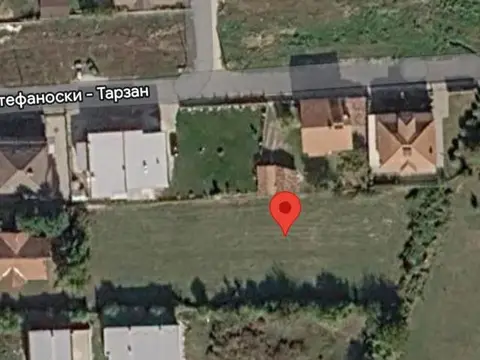 Dva placа pozadi ucilisteto Bato