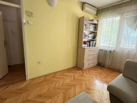 Se prodava stan 64m2 so dve spalni vo Topansko pole