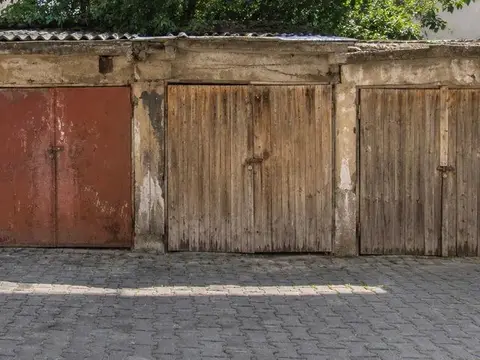 Shitet garazhë në qendër të tetovës