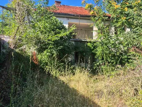 Се продава куќа со плац во Сопиште