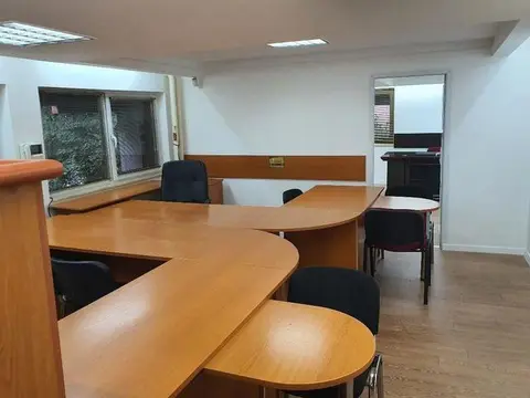 Се продава деловен простор од 64м2 во Центар