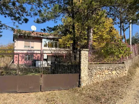 Se prodava Kukja/Vila na super lokacija