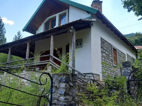 Се продава викенд куќа на езеро козјак - близанско