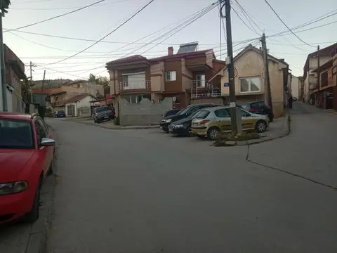 Градежна локација со постоечки објект