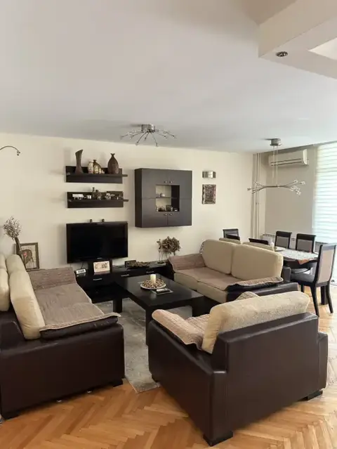 Се издава реновиран тросособен стан во строг центар на скопје – 70 м²