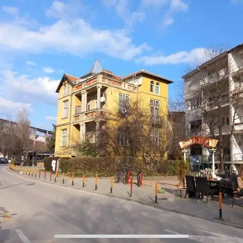 Спрат од куќа со двор во Центар