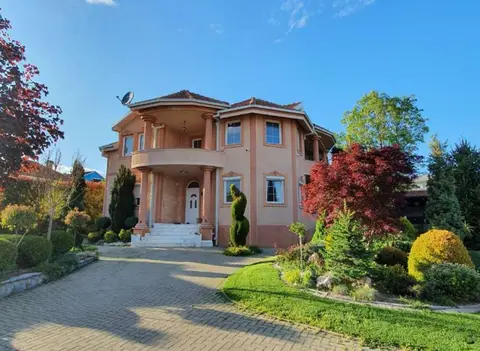 Куќа со простран двор на мирна локација