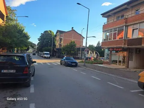 Se prodavaat 2 kukji nasproti postata vo Centar