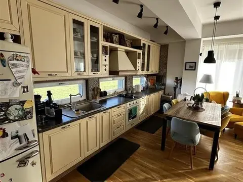 Ekskluzivno Luksuzen Stan so Dvor - Ubava Zgrada Sopiste