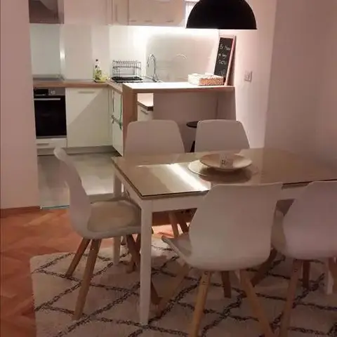 Трособен полунаместен стан во Хром, 68 м²