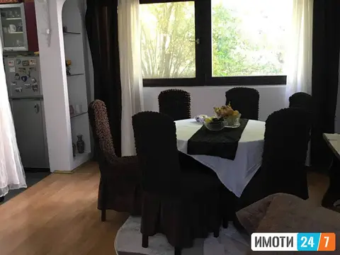 Се продава куќа во населба Ченто на сама главна улица