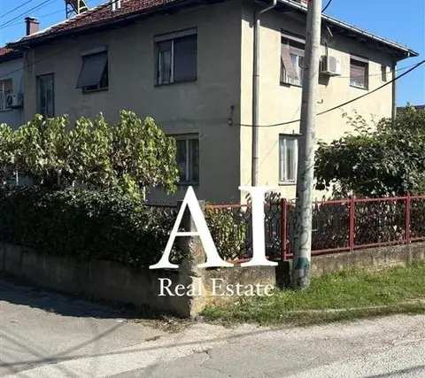 AXIS prodava kuqa so Dvor vo Tetovo