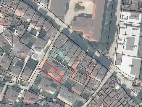 Се продава куќа со дворно место