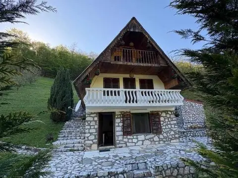 Се продава куќа од 150м2 во Патишка Река-Скопје
