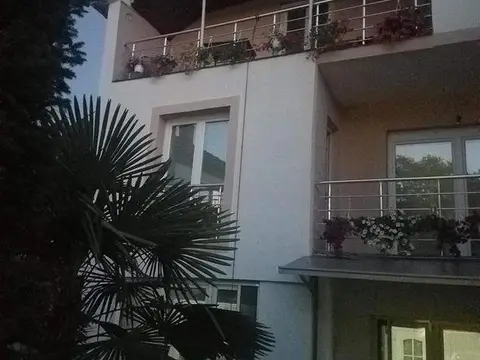 Se prodava kuka vo centarot na gradot