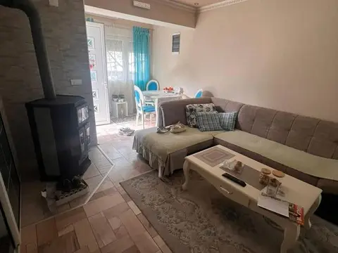 Se prodava sprat od kukja kaj crven krst
