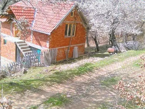 Се продава викенд куќа
