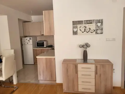 Се продава