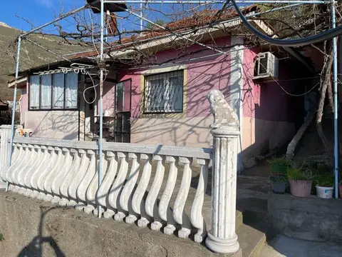 Itno namestena kuka so dvor-Veles Prcorek
