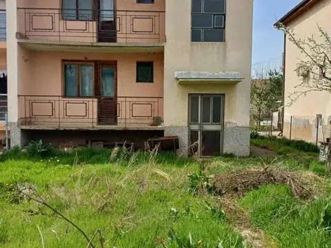Горно оризари, одржана куќа на 2 ката со двор