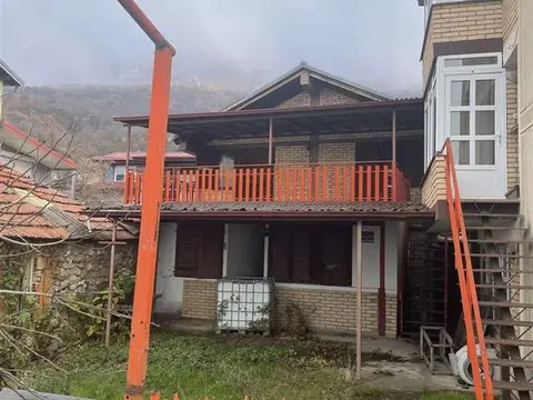 Агенција јурис-куќа во пештани (прва линија до езеро)