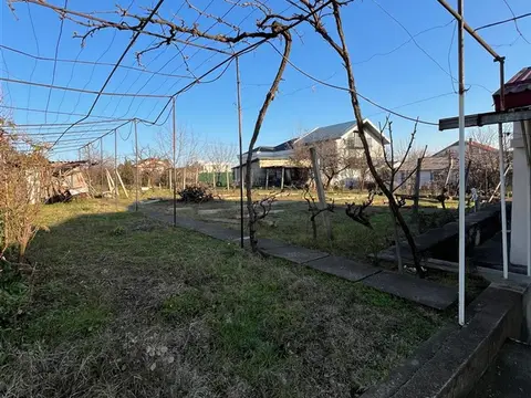 Се продава