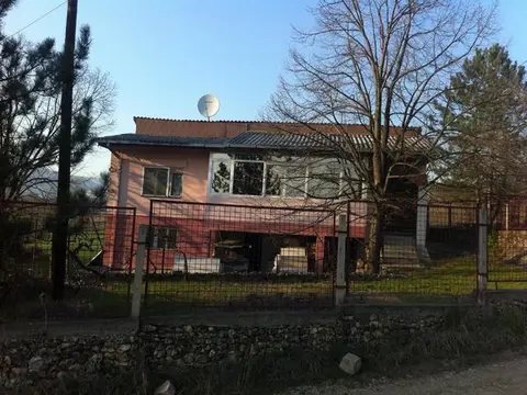 Се продава куќа со голем плац