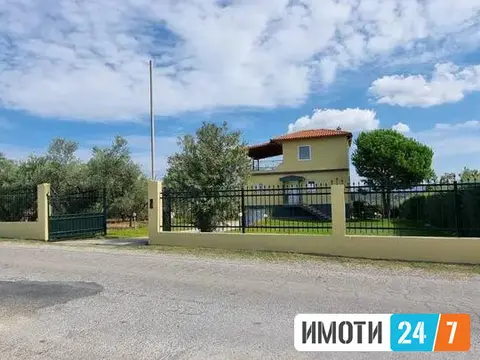 Каливес Халкидики се продава куќа на три ката 216 кв.м