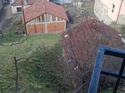 Се продава куќа од 26м2 и парцела од 418м2 во Крушево