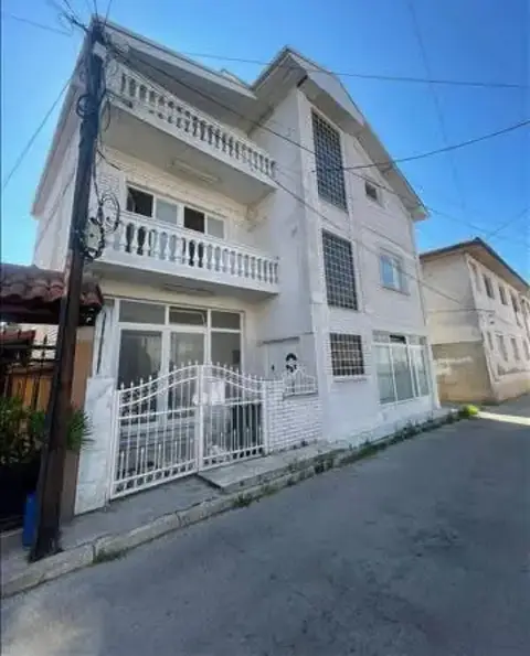 ИТНО! Се продава куќа во Гевгелија од 248м2. Приземјето има гарсоњера и дуќан со тоалет, а може да се адаптира и во два