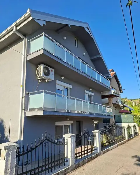 Куќа со 3 стана на плац од 405 м² во Радишани, Бутел