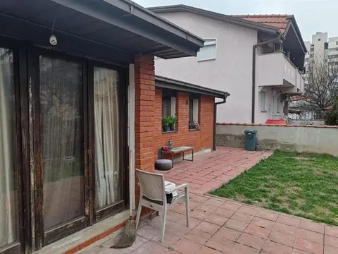 Се продава куќа од 75м2 со двор од 90м2 во Влае