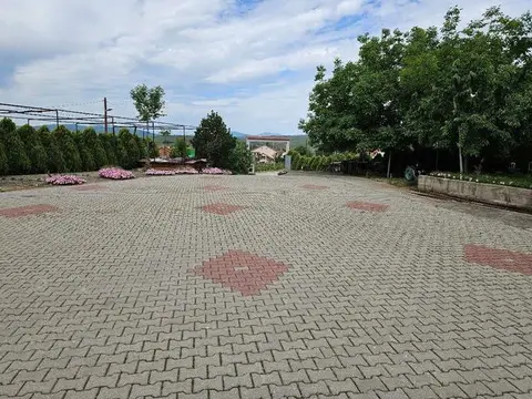 Се продава куќа со индустриска парцела во Градско